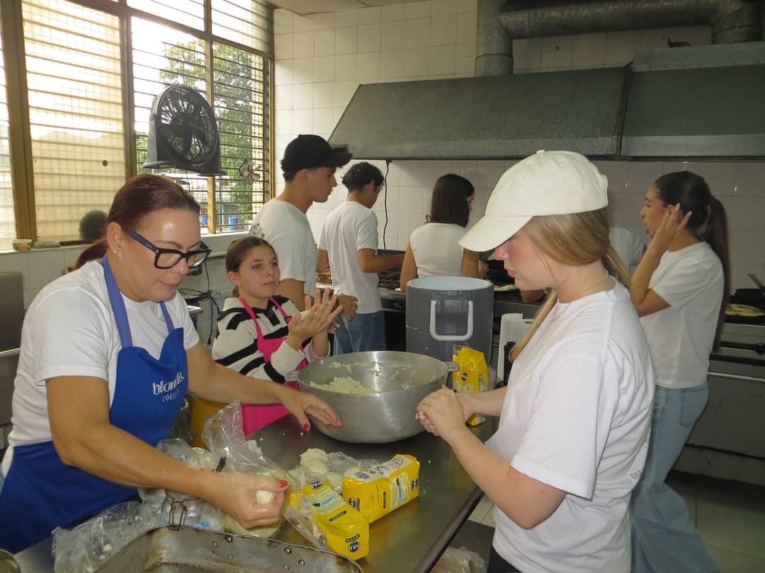 Voluntarios de Unidos por Armonía entregando ayuda humanitaria tras el terremoto