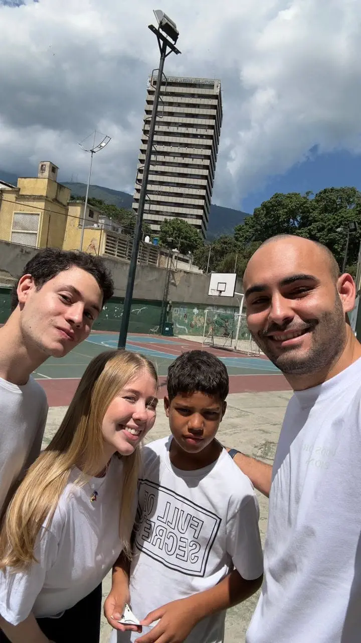 Voluntario jugando con niños en actividad comunitaria