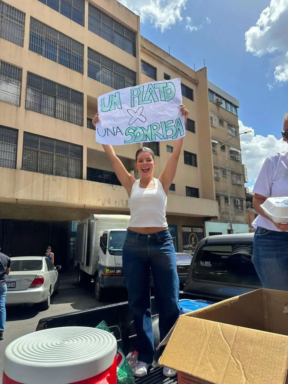 Equipo de voluntarios preparando alimentos con cariño
